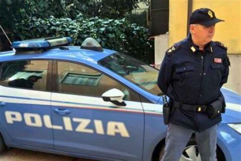 Rapina il Rolex a un turista all'esterno del ristorante: .